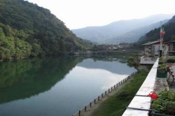 passeggiata lungo lago
